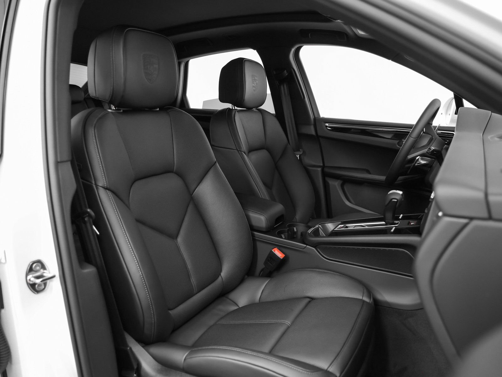 Certified 2025 Porsche Macan AWD/4WD image 21