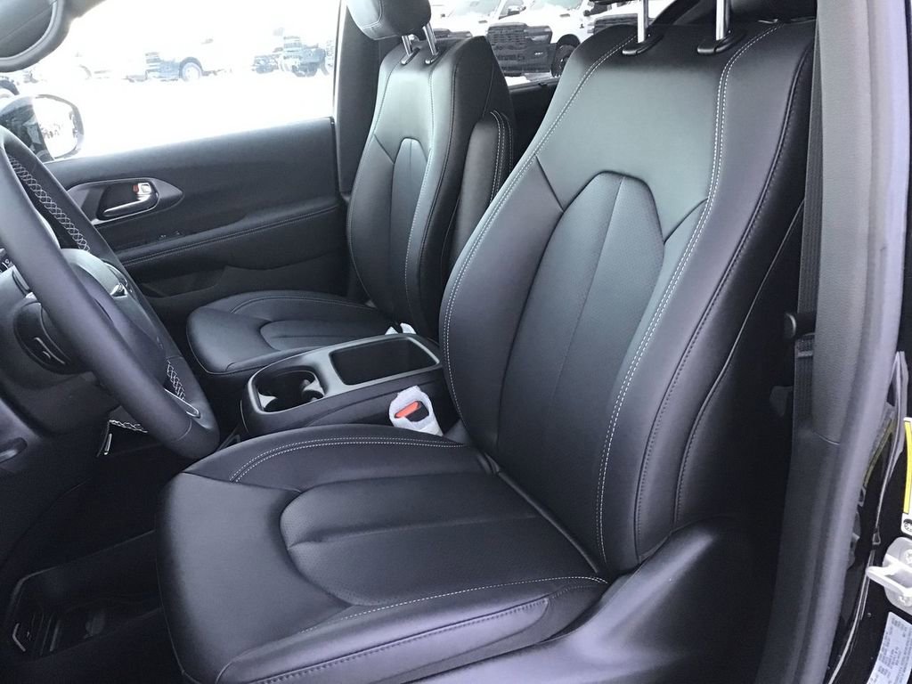 New 2026 Chrysler Pacifica Select image 12