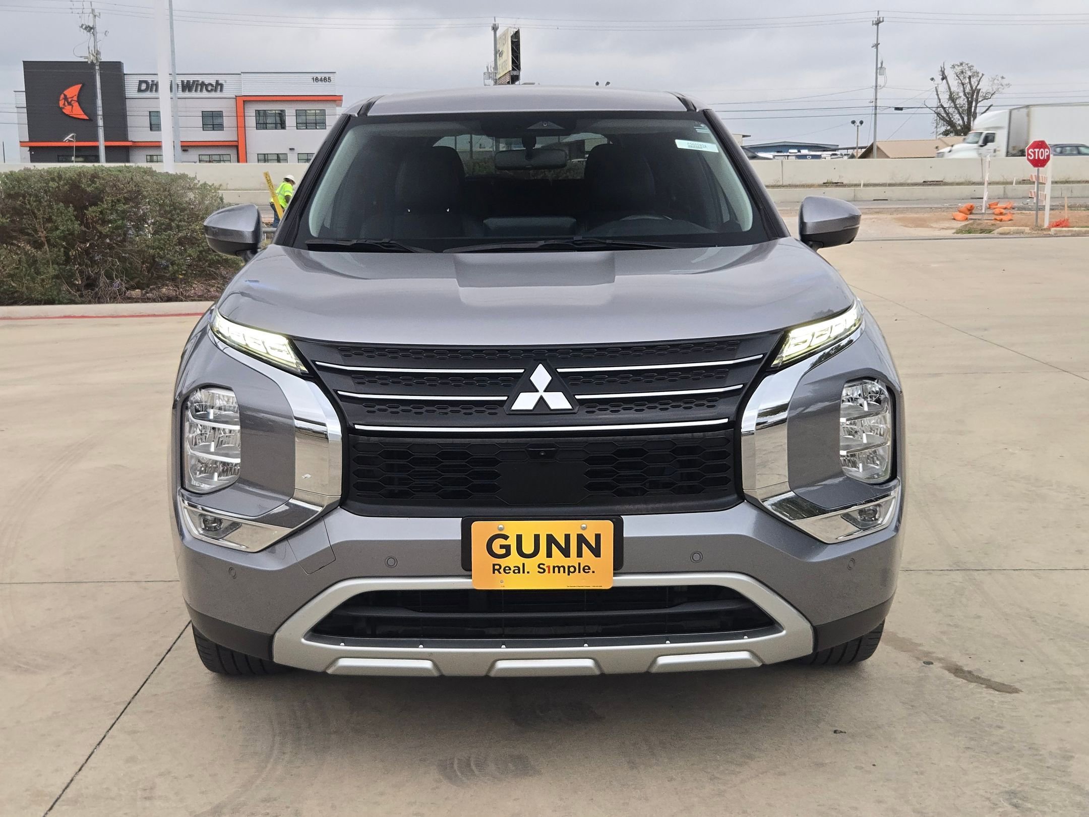 Used 2022 Mitsubishi Outlander SE image 2