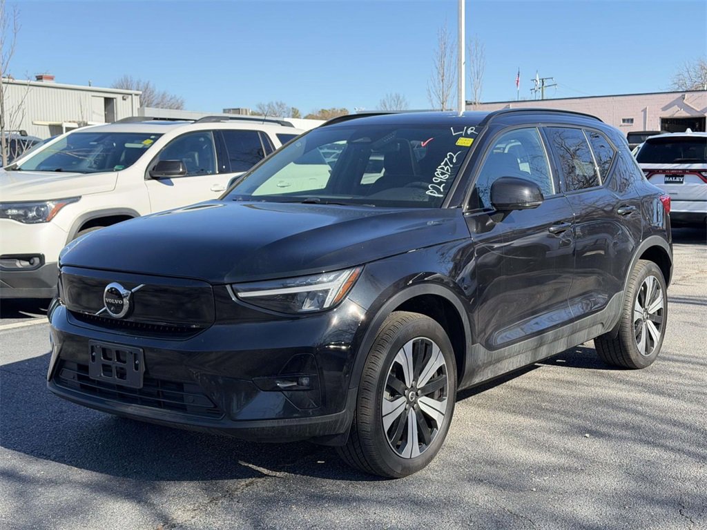 Used 2023 Volvo XC40 Recharge Plus image 4