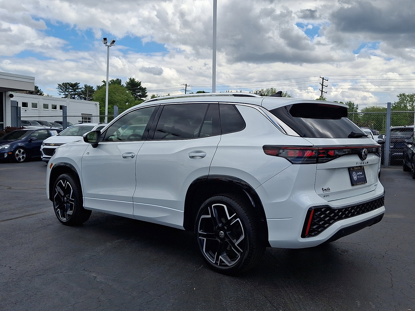 Certified 2025 Volkswagen Tiguan SEL R-Line AWD/4WD image 4