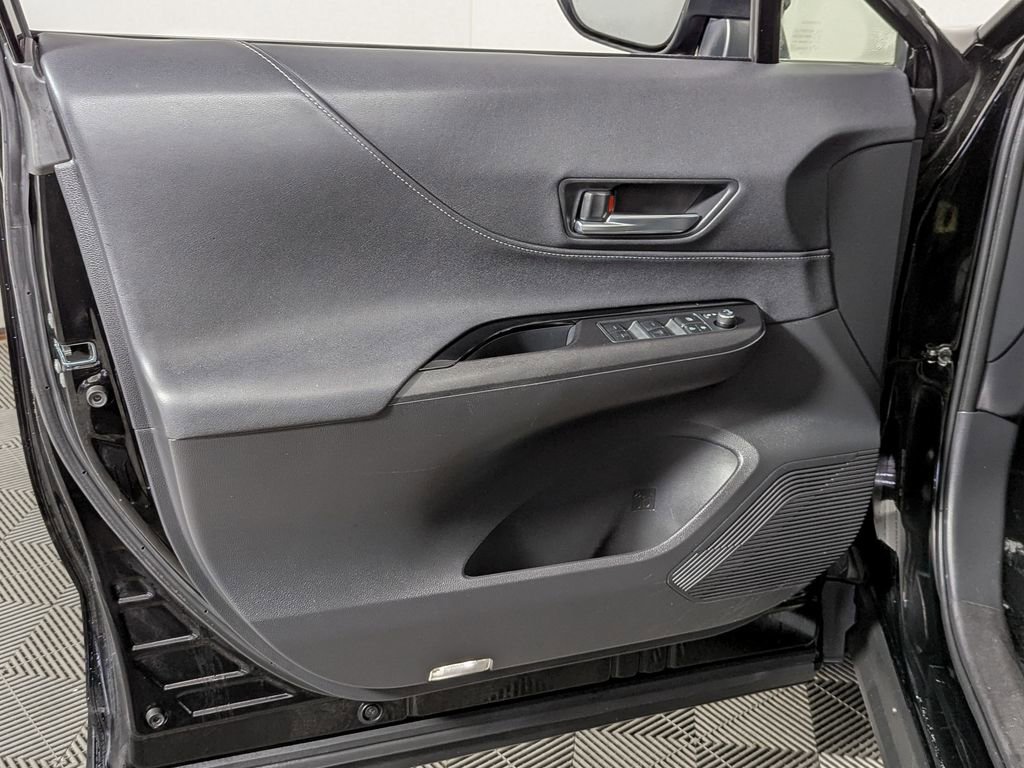 Used 2022 Toyota Venza LE image 14