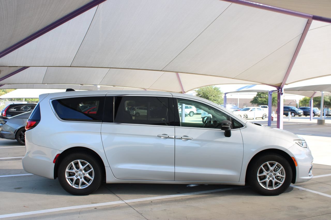 Used 2024 Chrysler Pacifica Touring-L FWD image 7