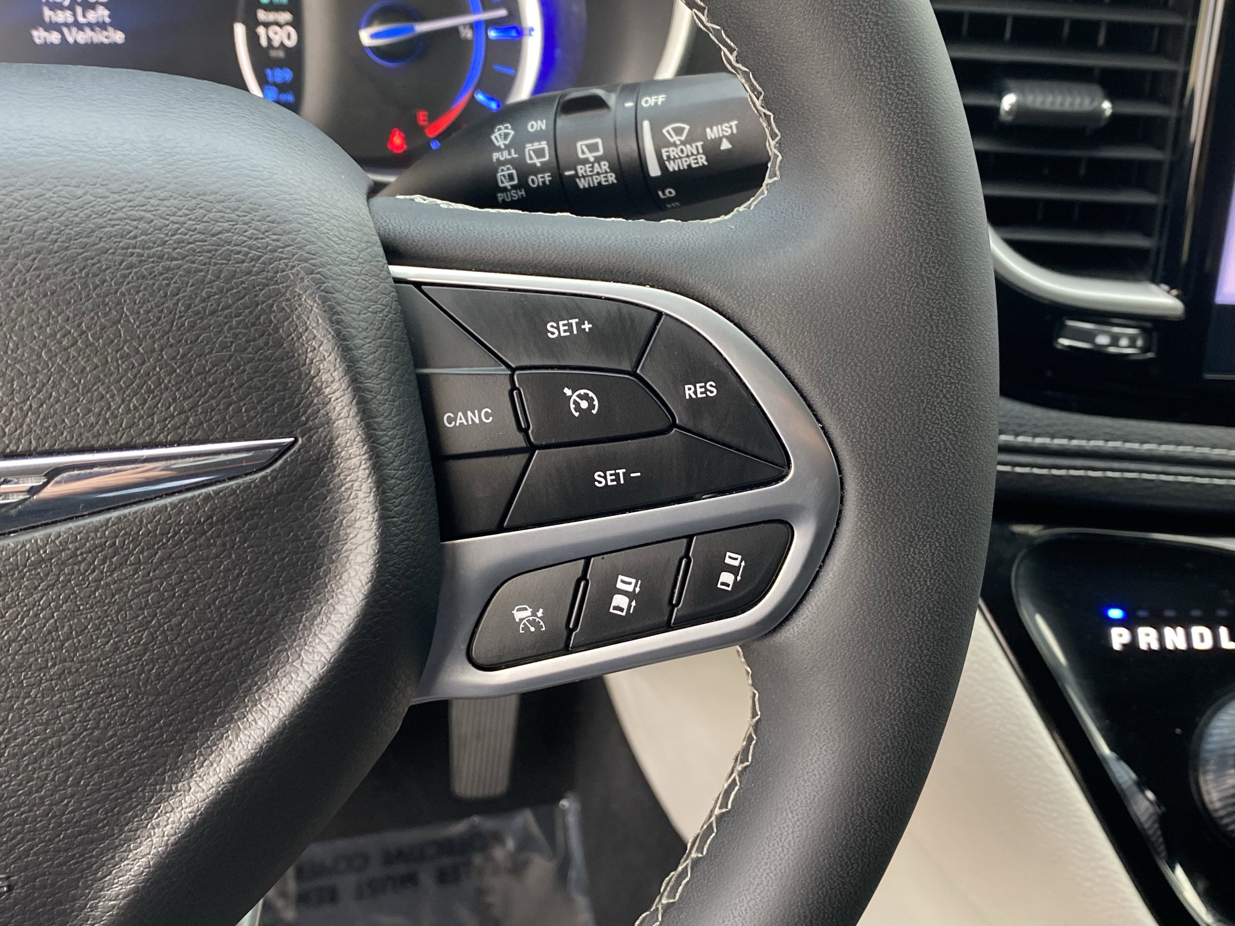 Used 2024 Chrysler Pacifica Select image 27