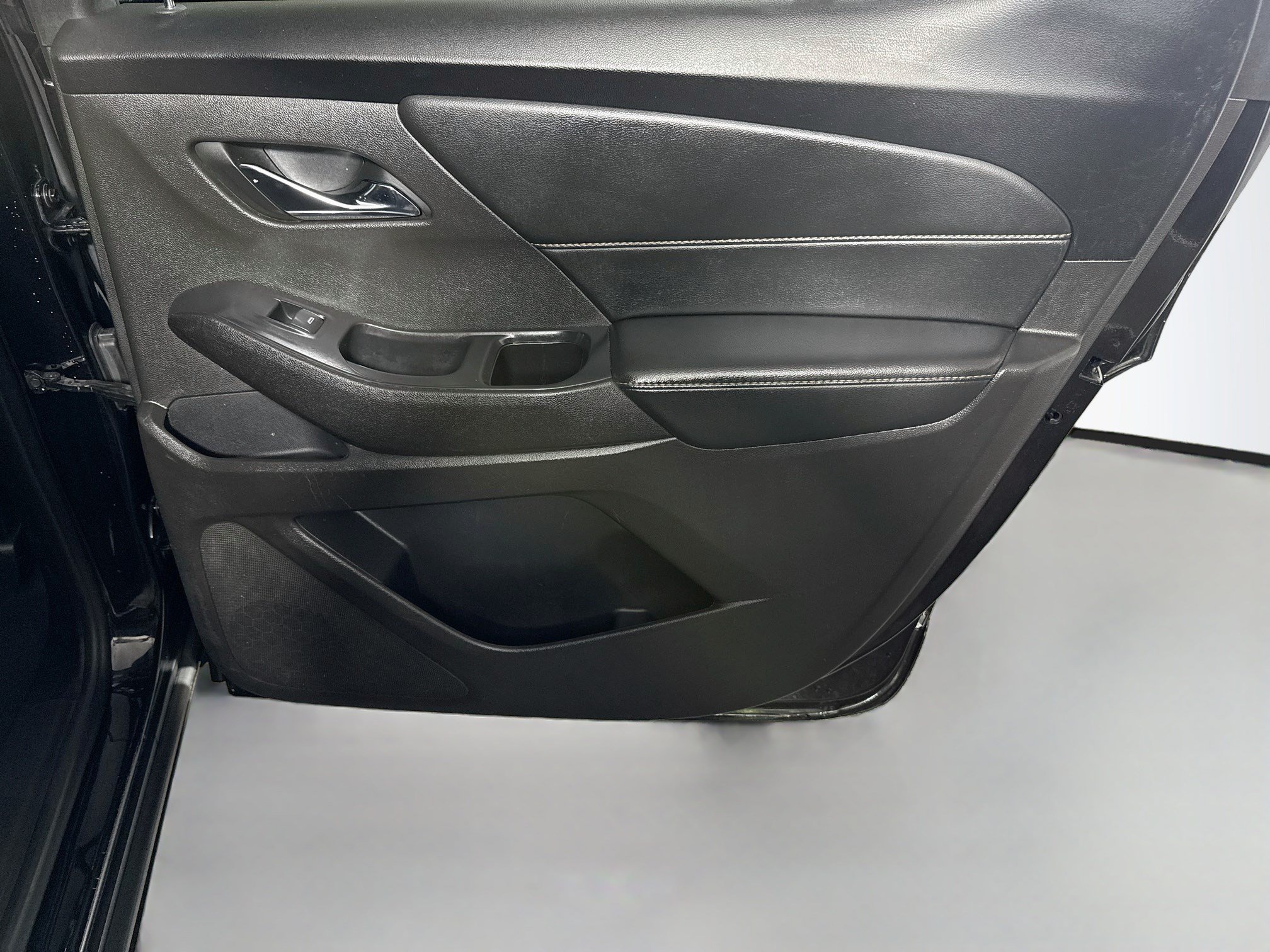 Used 2021 Chevrolet Traverse LS FWD image 28