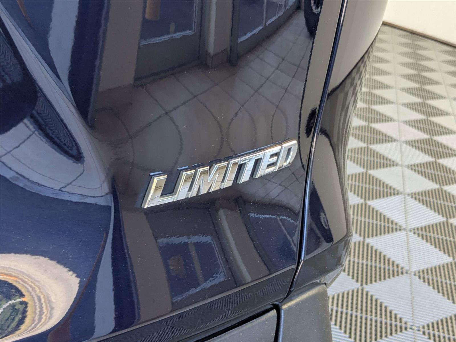 Used 2020 Toyota RAV4 Limited FWD image 8