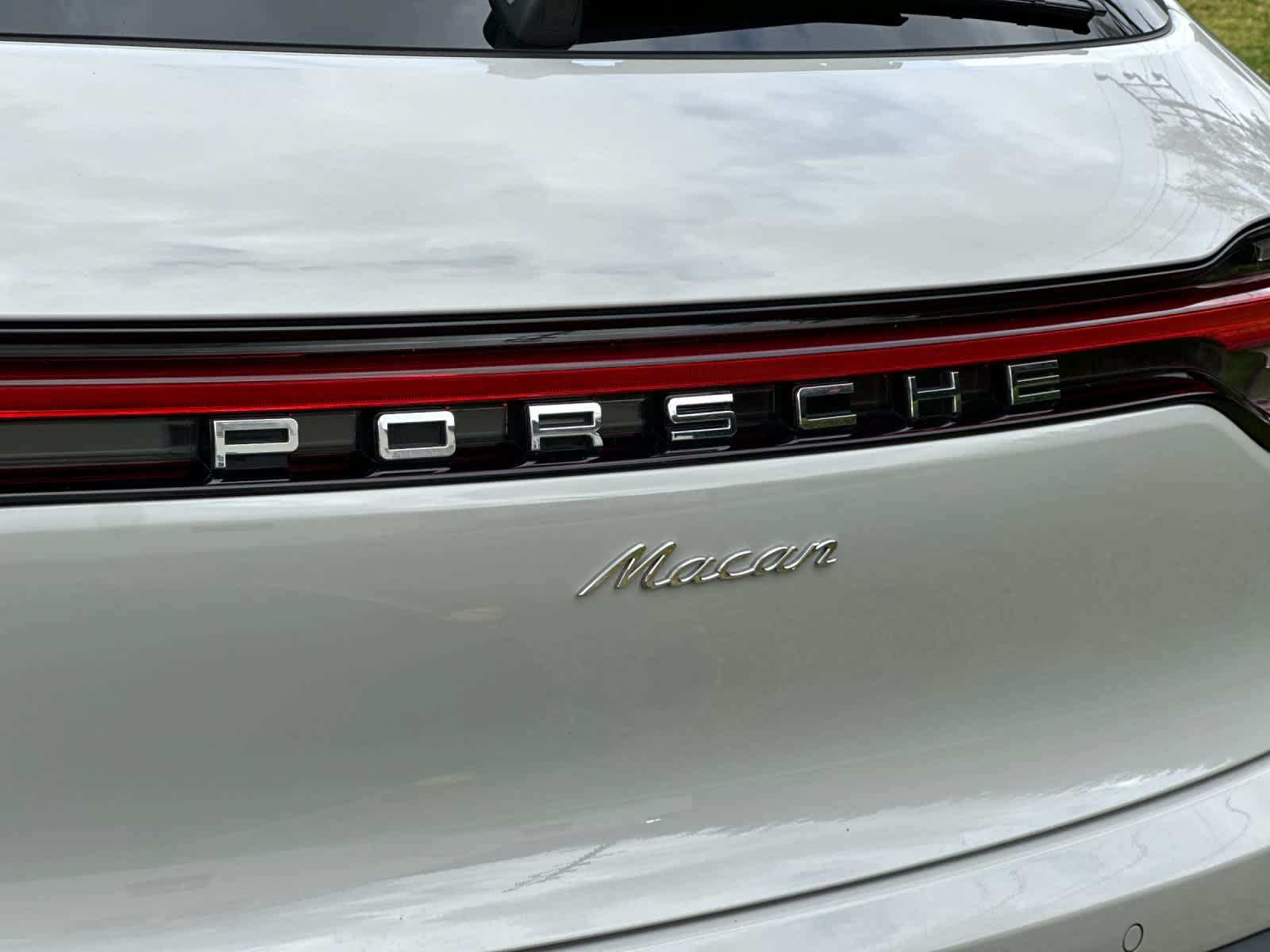 Certified 2025 Porsche Macan AWD/4WD image 31