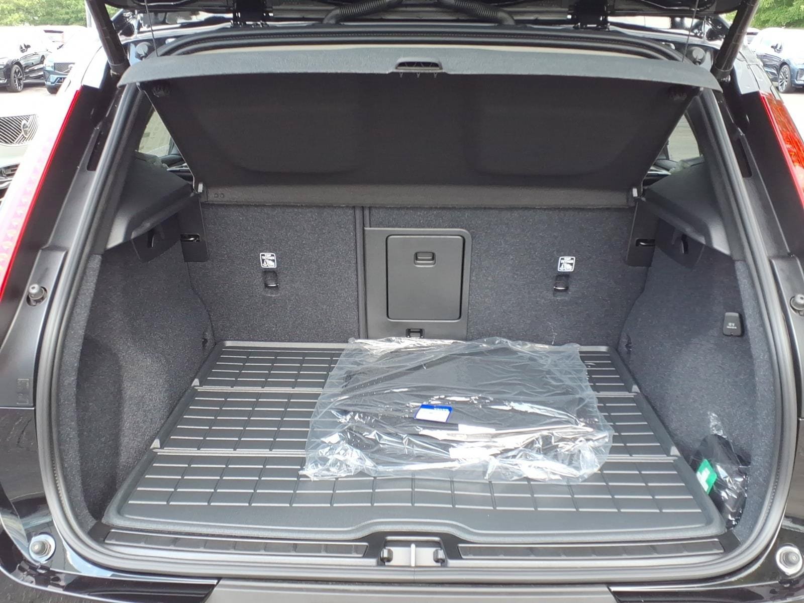 New 2026 Volvo XC40 B5 Plus w/ Protection Package Premier AWD/4WD image 4