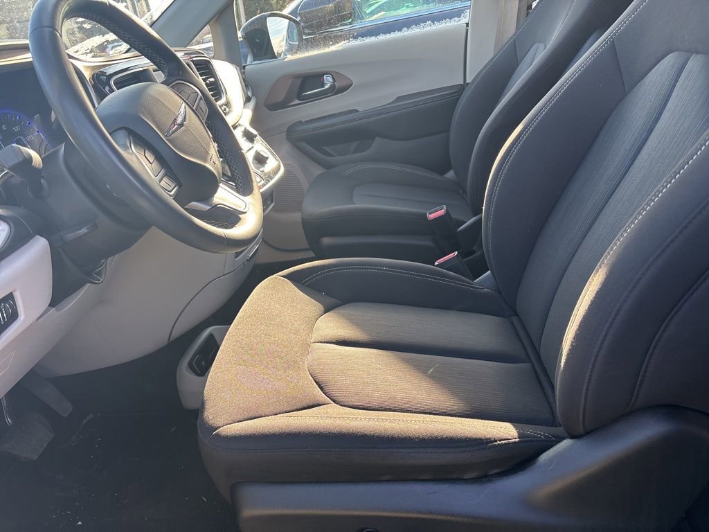 Used 2023 Chrysler Voyager LX image 21