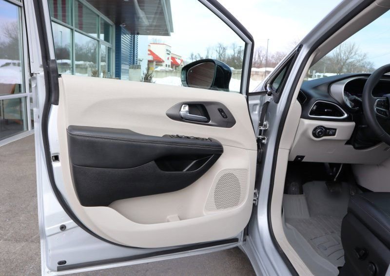 Used 2024 Chrysler Pacifica Touring-L image 14