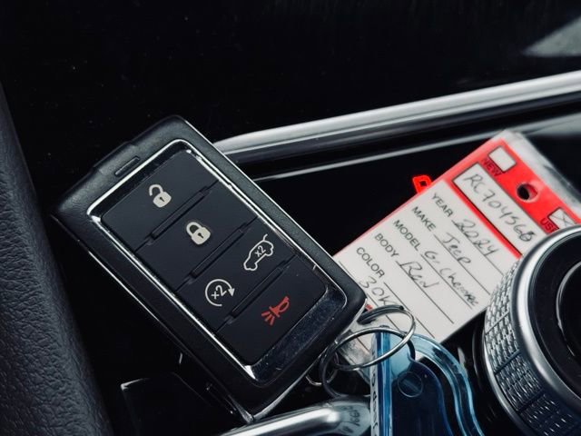 Certified 2024 Jeep Grand Cherokee Limited w/ Black Appearance Package AWD/4WD image 36