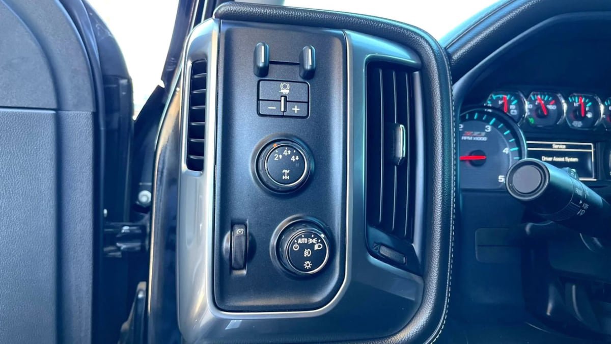 Used 2015 Chevrolet Silverado 2500 LTZ w/ Duramax Plus Package AWD/4WD image 61