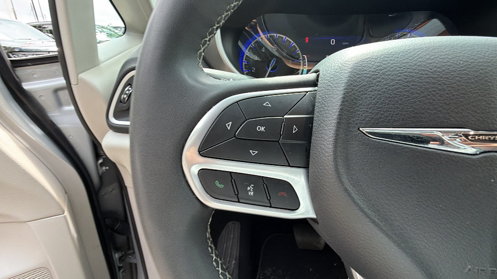 Used 2024 Chrysler Pacifica Touring-L FWD image 26