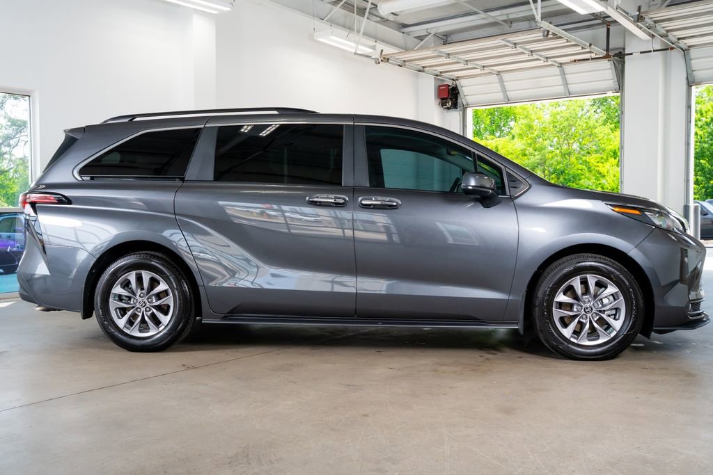 Used 2025 Toyota Sienna XLE image 8
