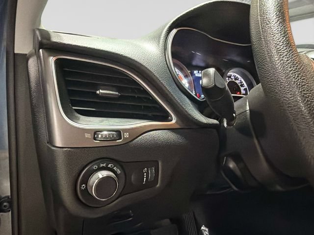 Used 2021 Jeep Cherokee Latitude FWD image 28