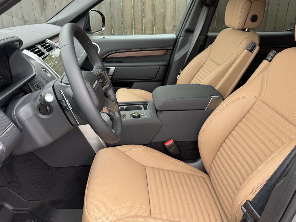 New 2025 Land Rover Discovery Dynamic SE image 11