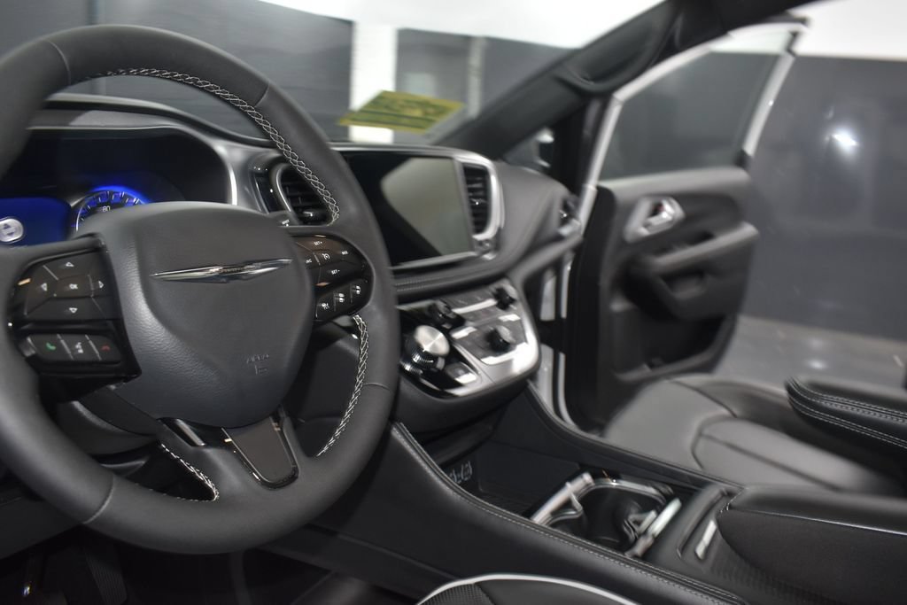 Used 2025 Chrysler Pacifica Limited FWD image 18