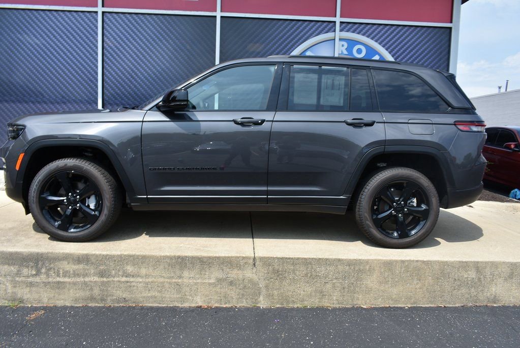 Used 2025 Jeep Grand Cherokee Limited w/ Black Appearance Package image 17