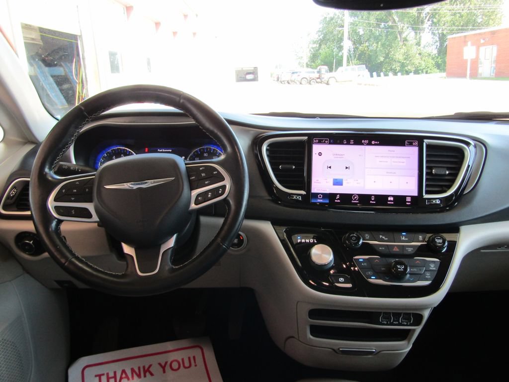 Used 2021 Chrysler Pacifica Touring-L FWD image 5