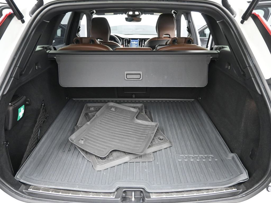 Certified 2024 Volvo XC60 B5 Ultimate w/ Protection Package Premier image 19