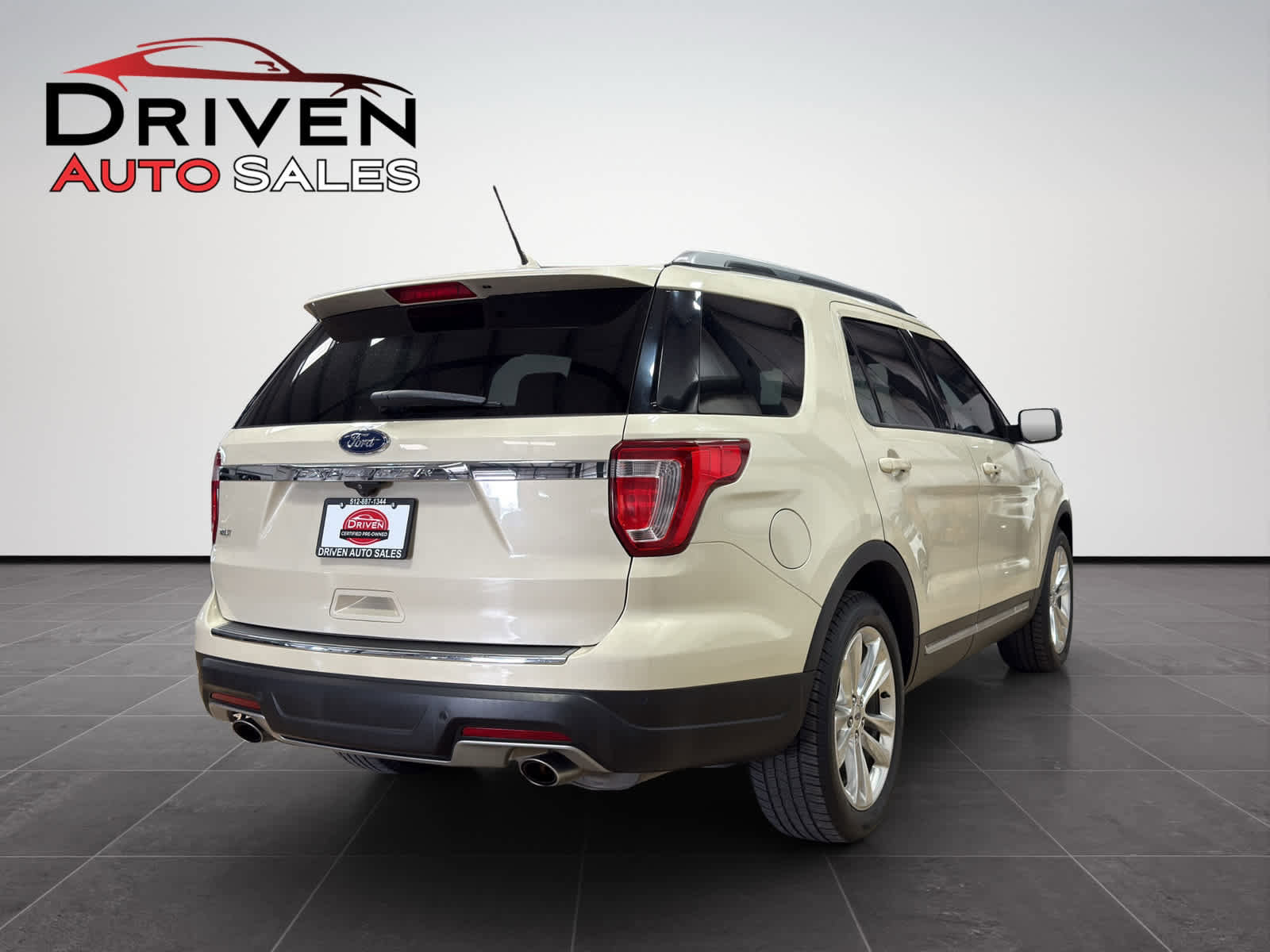 Used 2018 Ford Explorer XLT w/ Equipment Group 202A image 5
