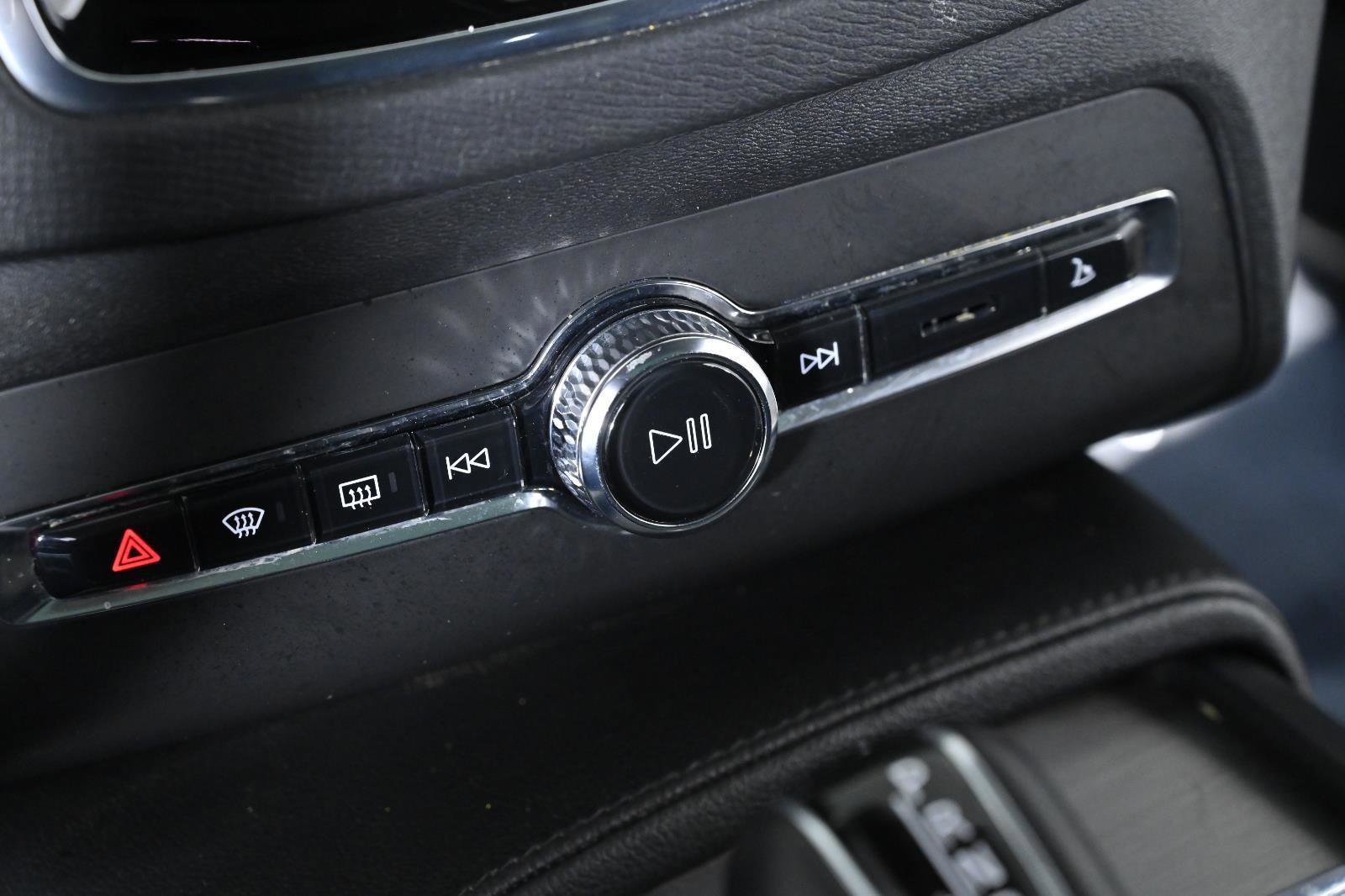 Used 2022 Volvo XC90 T5 Momentum w/ Advanced Package image 16