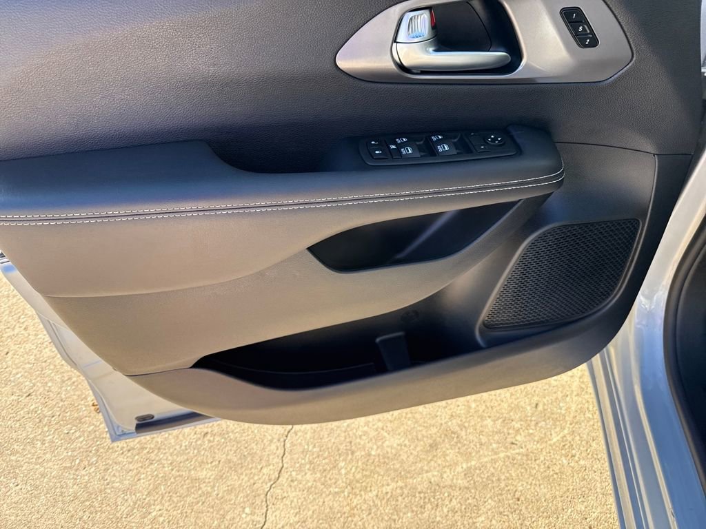 New 2026 Chrysler Pacifica Select image 11