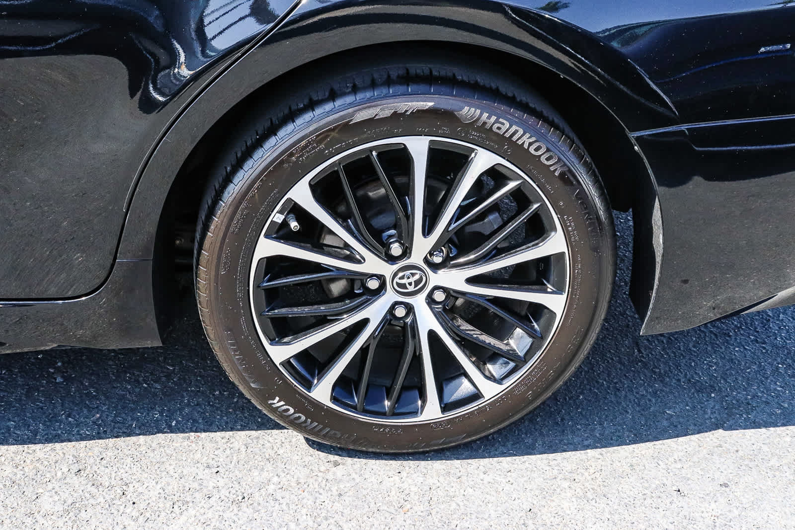 Used 2018 Toyota Camry SE FWD image 13