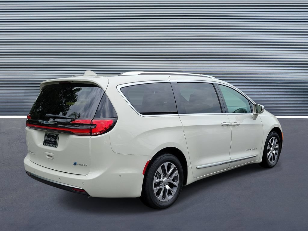 Used 2021 Chrysler Pacifica Pinnacle FWD image 3