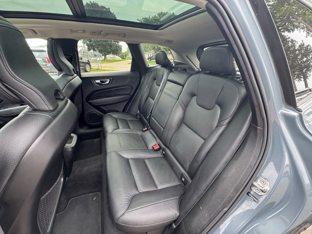 Used 2022 Volvo XC60 B5 Momentum image 22