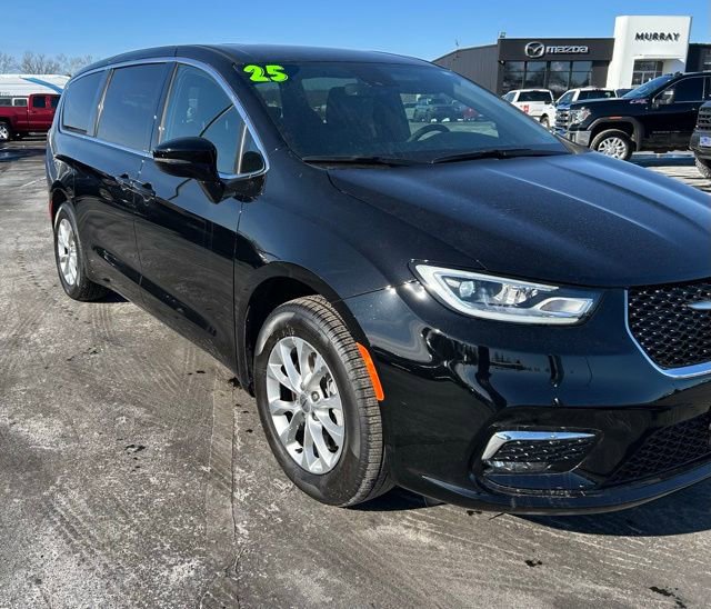 Used 2025 Chrysler Pacifica Select image 1