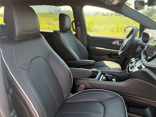New 2027 Chrysler Pacifica Limited w/ Family Tech Group AWD/4WD image 11
