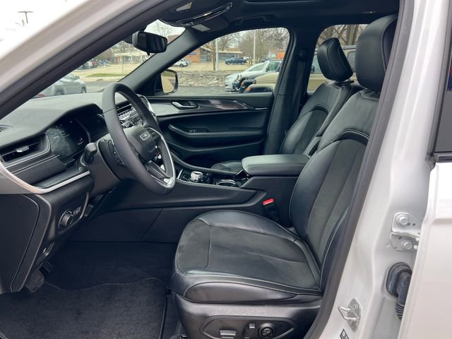 Used 2023 Jeep Grand Cherokee L Laredo image 4