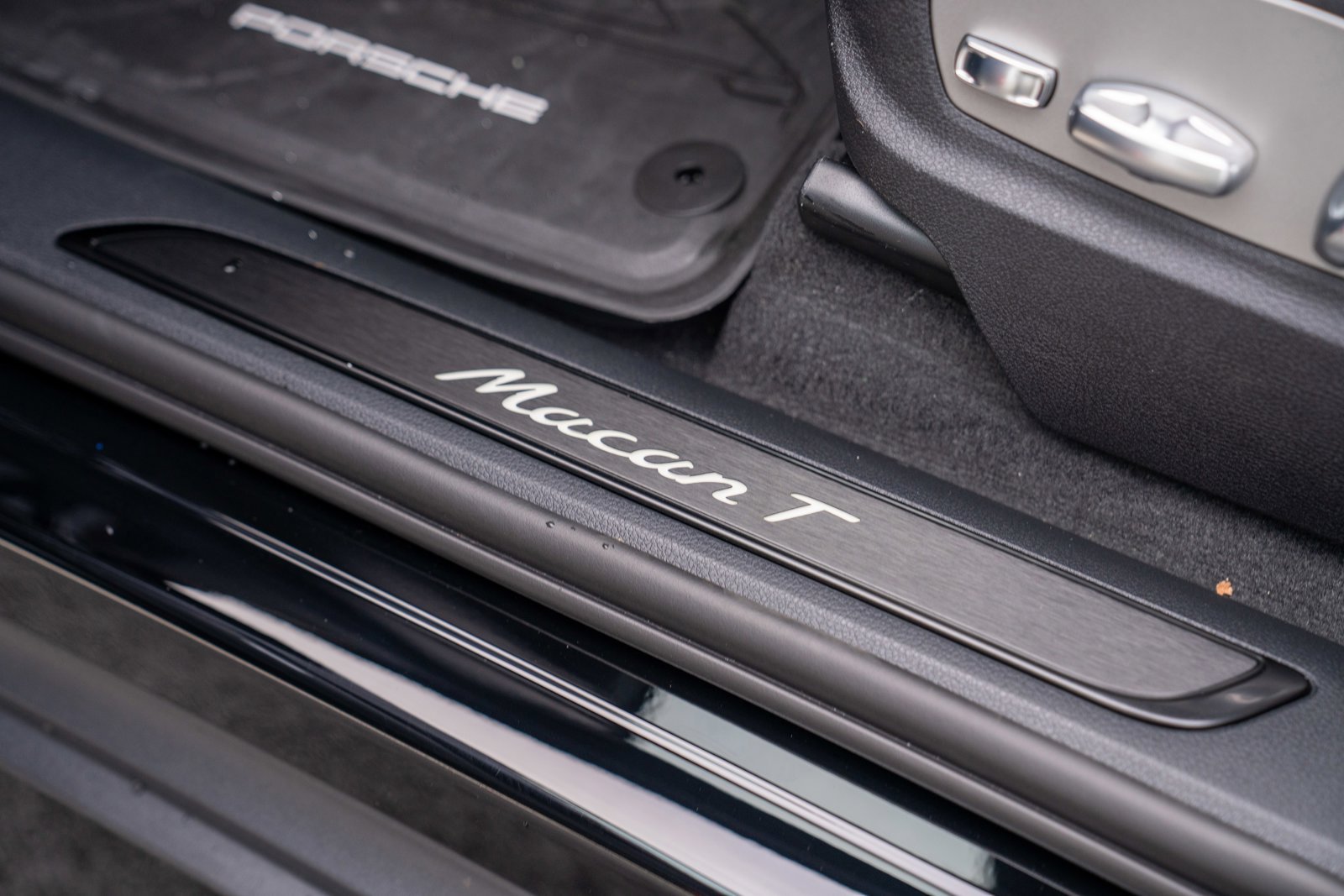 New 2026 Porsche Macan Turbo AWD/4WD image 12