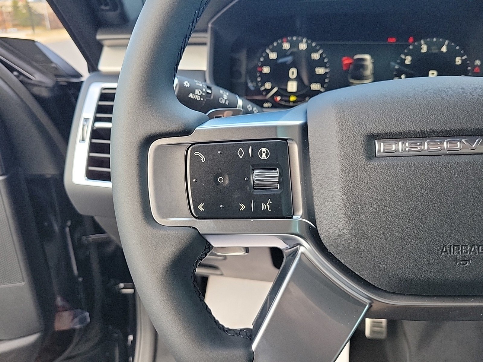 Used 2025 Land Rover Discovery Dynamic SE AWD/4WD image 39