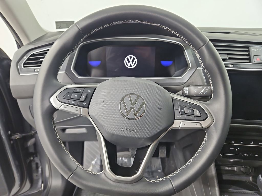 Certified 2024 Volkswagen Tiguan SE w/ Panoramic Sunroof Package image 17