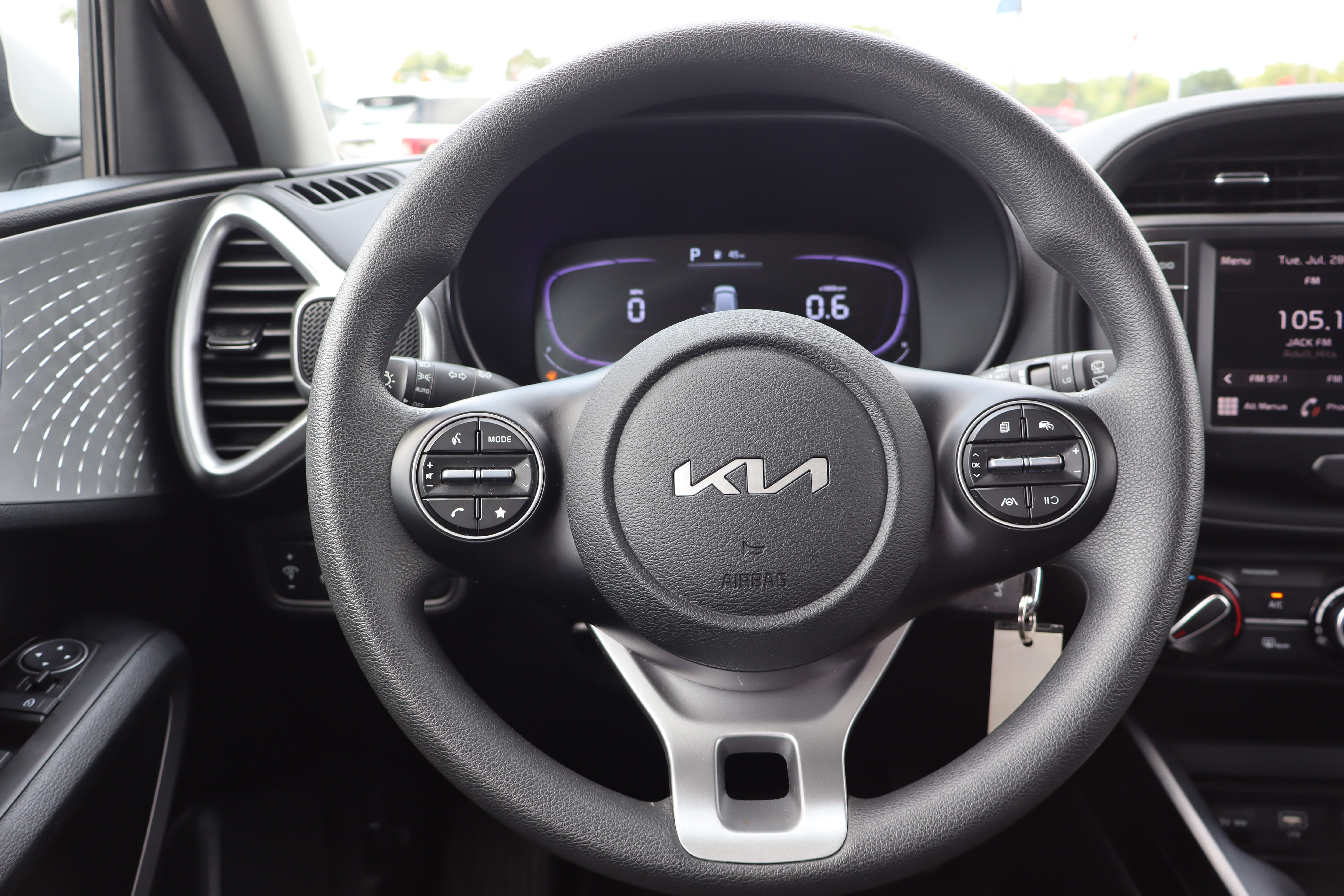 Used 2025 Kia Soul LX w/ LX Technology Package FWD image 14