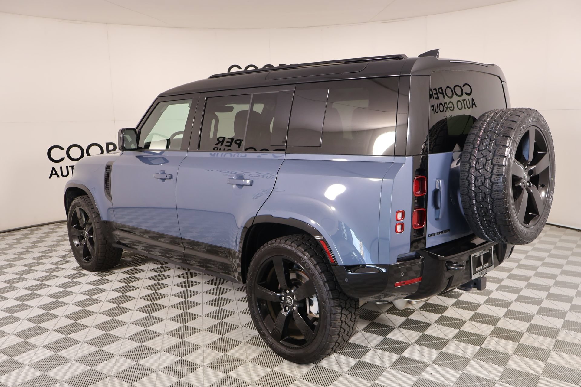 Used 2025 Land Rover Defender 110 X-Dynamic SE AWD/4WD image 23