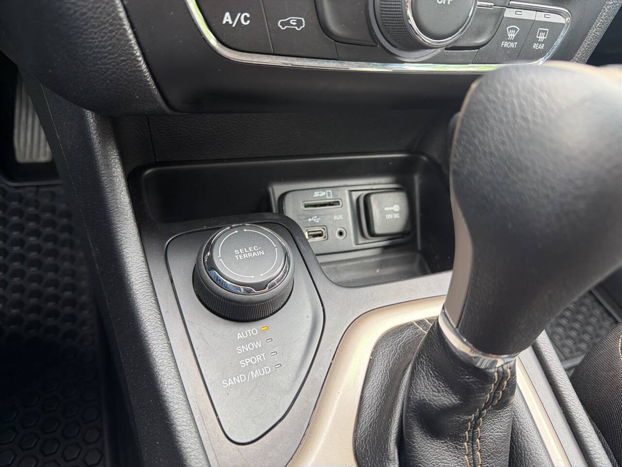 Used 2015 Jeep Cherokee Latitude w/ Cold Weather Group AWD/4WD image 17