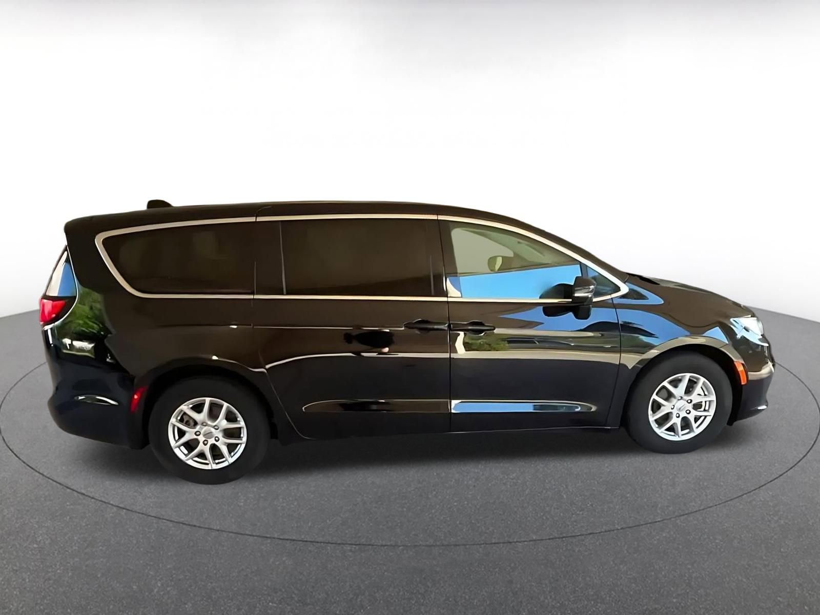 Used 2024 Chrysler Pacifica Touring-L image 16