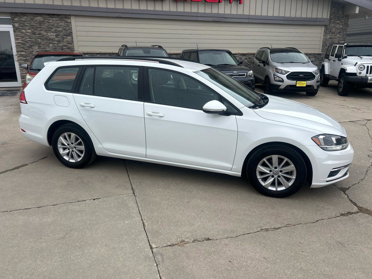Used 2019 Volkswagen Golf S image 2