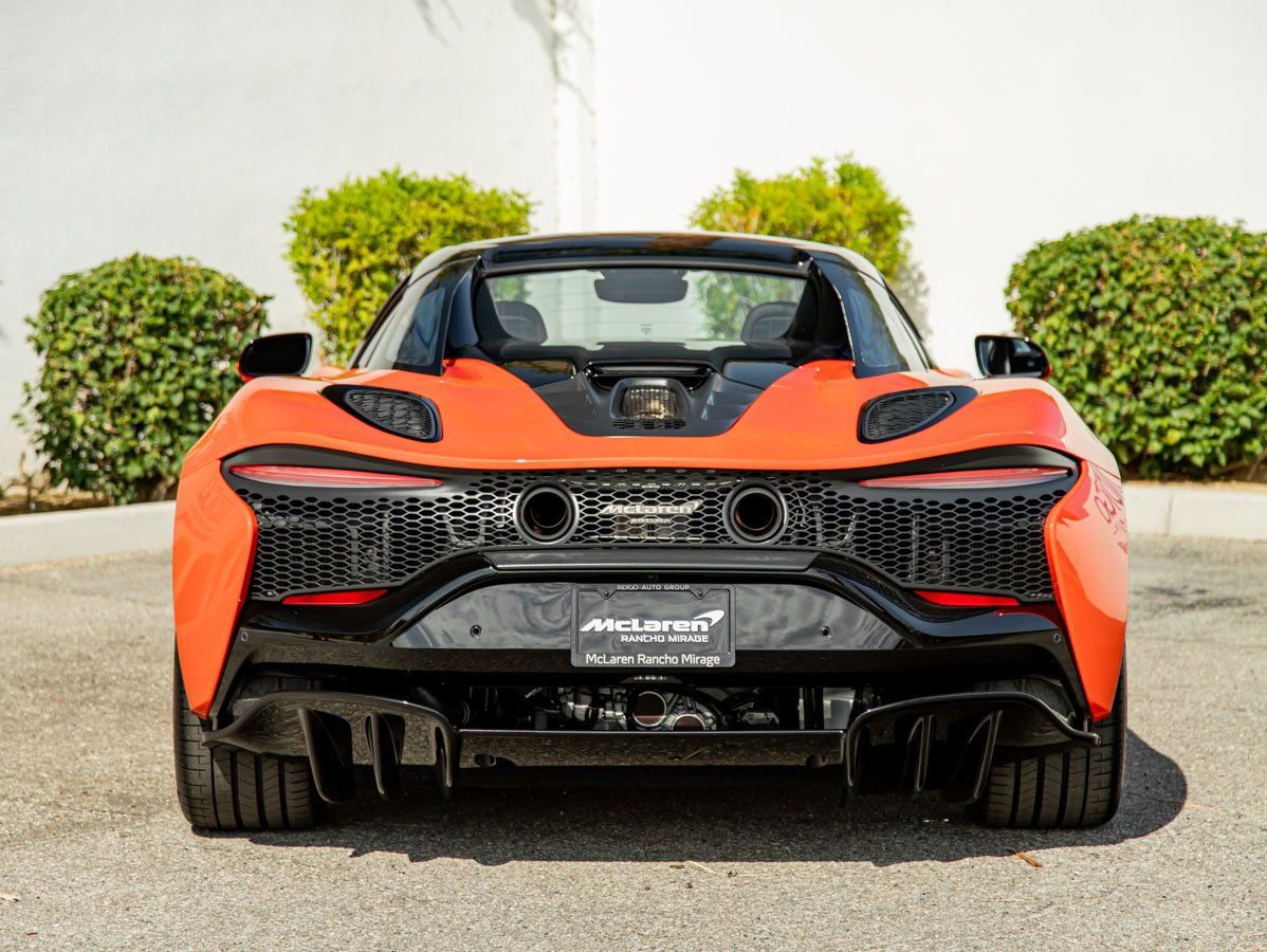 Used 2025 McLaren Artura Spider image 8