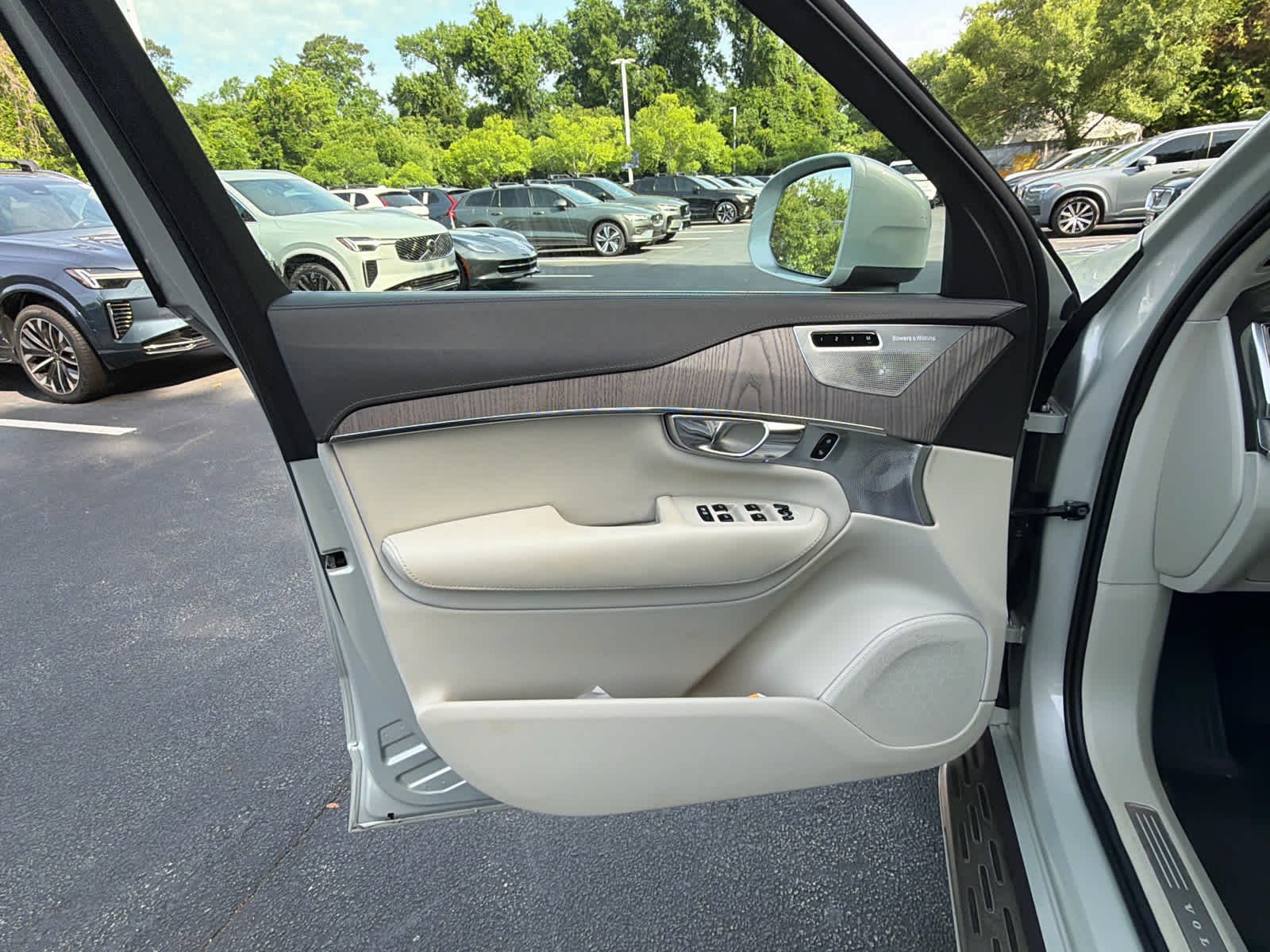 Used 2022 Volvo XC90 T6 Inscription w/ Lounge Package AWD/4WD image 24