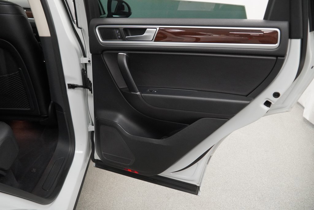 Used 2016 Volkswagen Touareg VR6 image 45