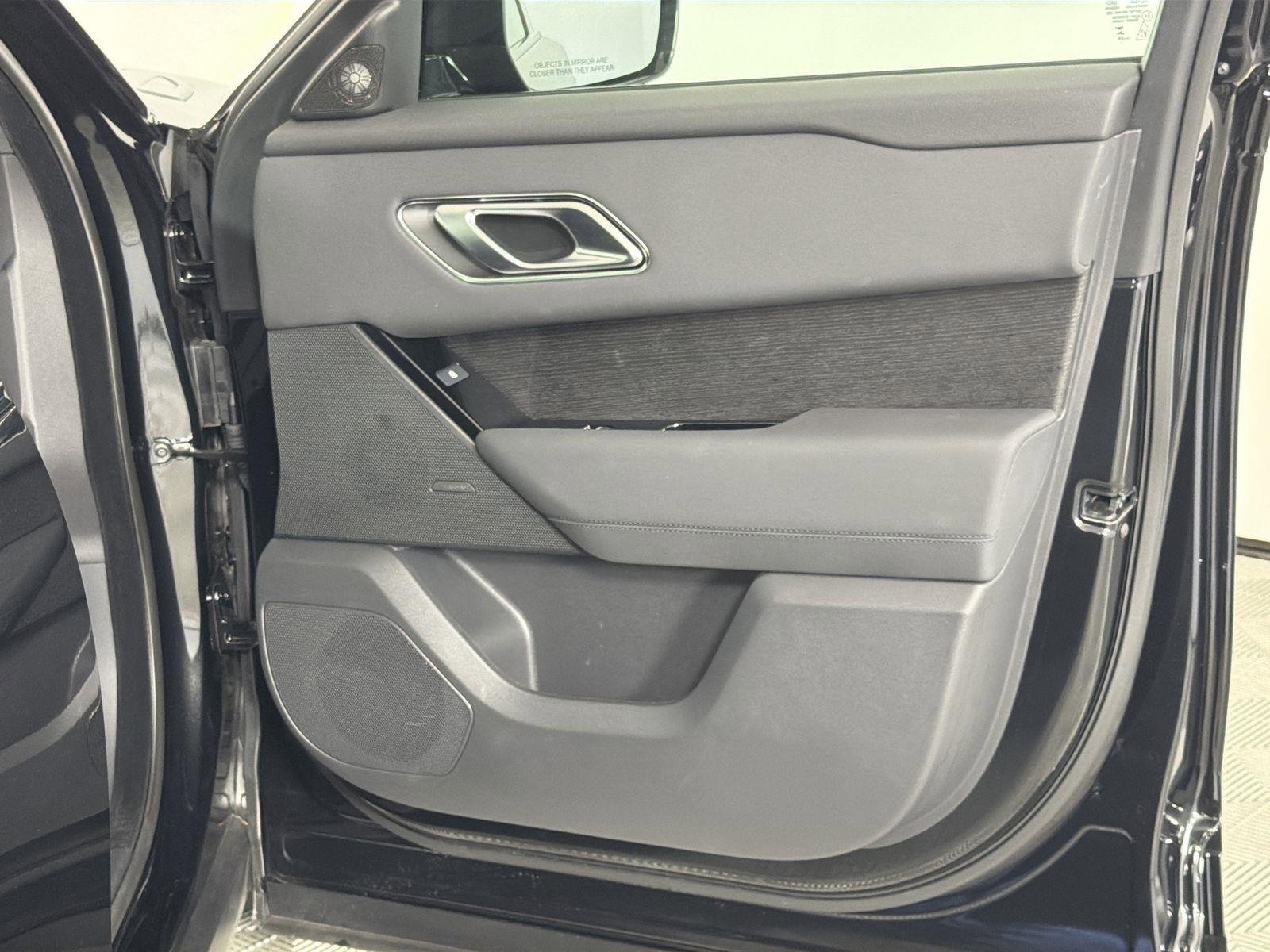 Certified 2025 Land Rover Range Rover Velar Dynamic SE image 31