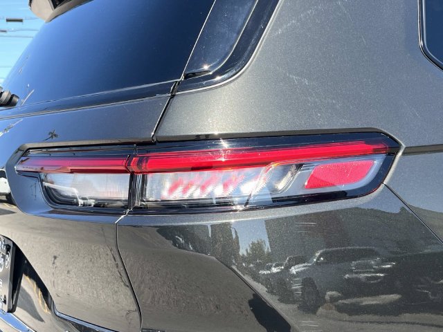 Certified 2024 Jeep Grand Cherokee L Limited w/ Black Appearance Package AWD/4WD image 11