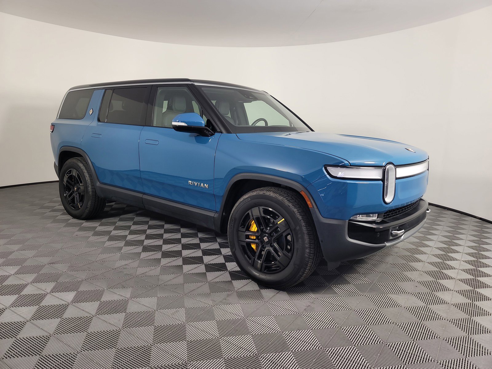 Used 2023 Rivian R1S Adventure image 7