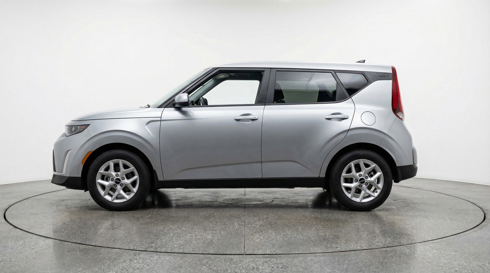 Used 2025 Kia Soul LX w/ LX Technology Package FWD image 5