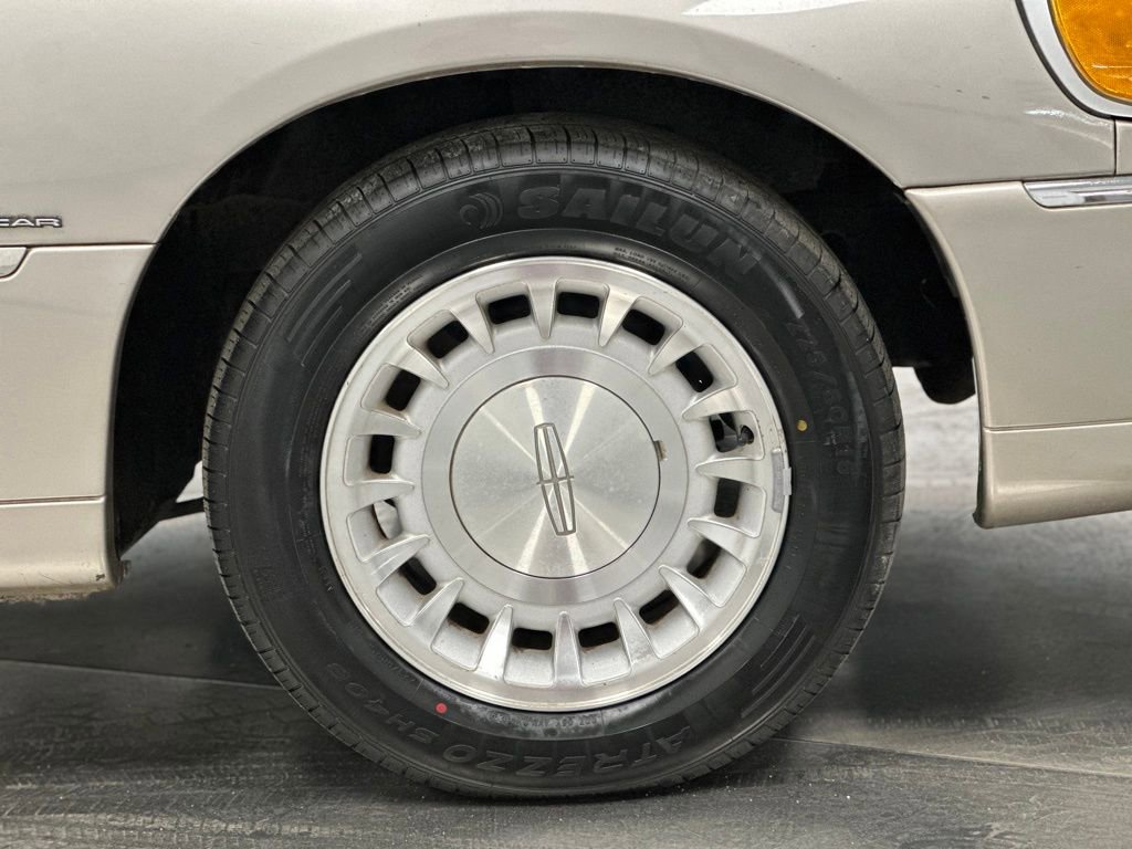 Used 2001 Lincoln Town Car Executive image 23