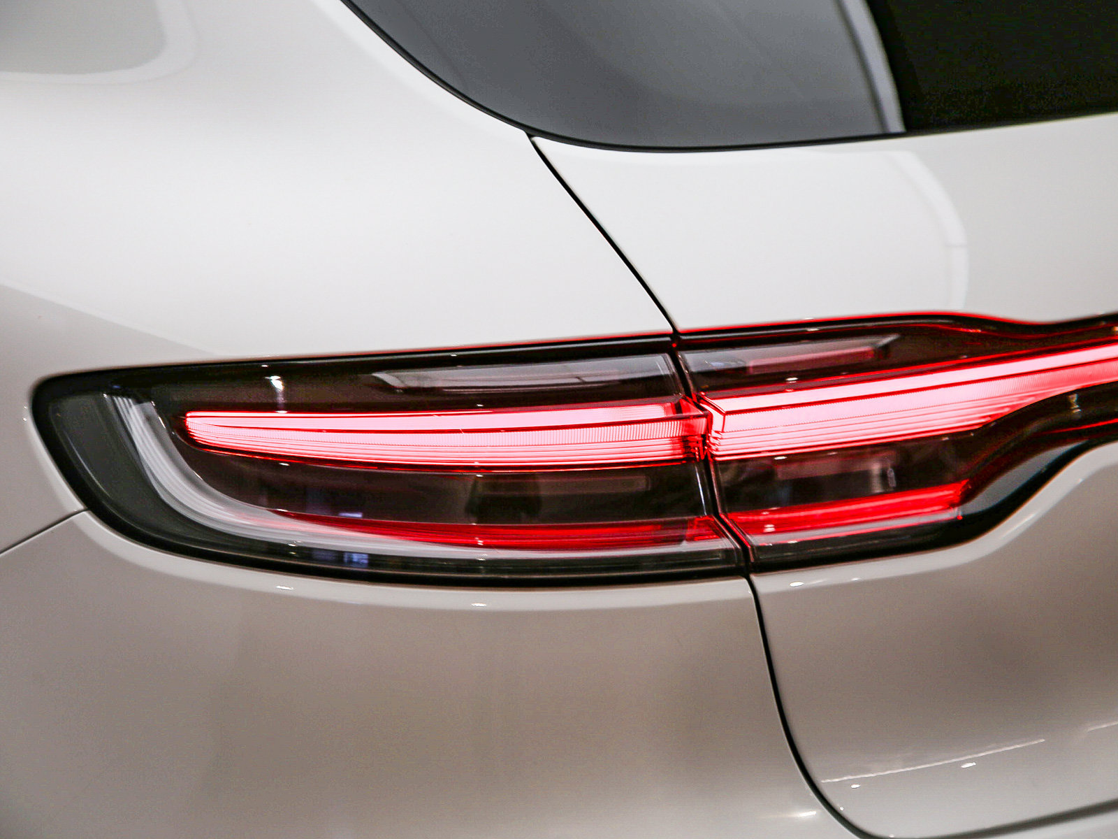 Certified 2024 Porsche Macan AWD/4WD image 15